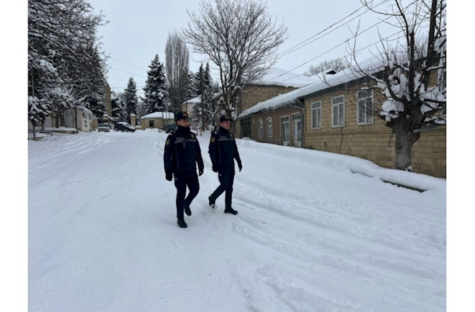 Hava şəraiti ilə əlaqədar polis əməkdaşları tərəfindən təhlükəsizlik tədbirləri görülür — FOTOLAR
