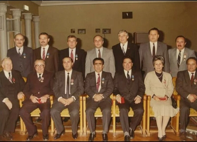 Ramiz Mehdiyev, güllələnmiş Afiyəddin Cəlilov, Artur Rəsizadə və Hadı Rəcəbli — 38 il əvvəl çəklimiş FOTO-da daha kimlər var? Ramiz Mehdiyev, güllələnmiş Afiyəddin Cəlilov, Artur Rəsizadə və Hadı Rəcəbli — 38 il əvvəl çəklimiş FOTO-da daha kimlər var?