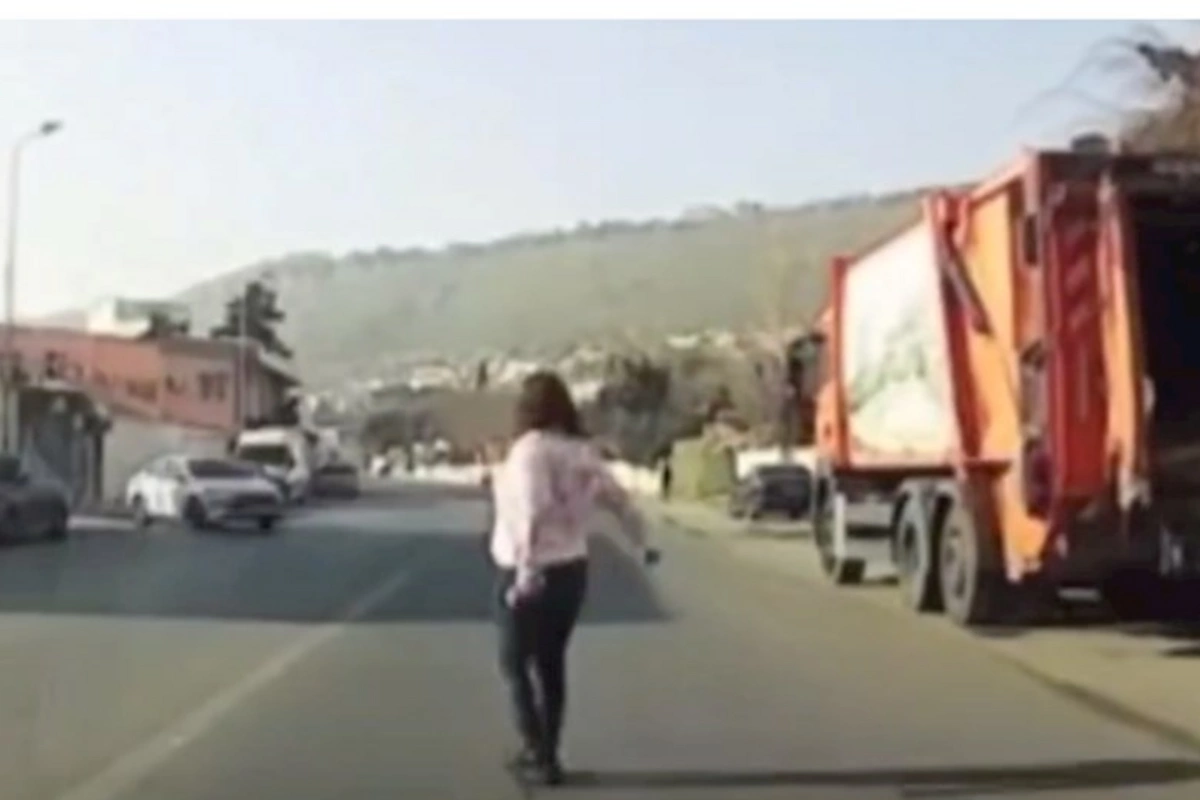 Bayılda KOMİK OLAY— Özünü yola atan qadın onu vurmayan sürücüyə ƏSƏBİLƏŞDİ (VİDEO)
