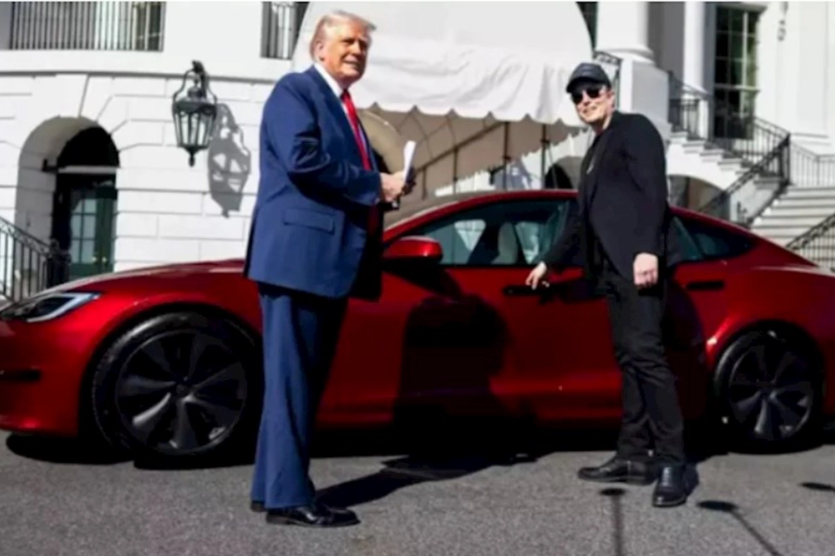 Tramp özünə qırmızı Tesla aldı