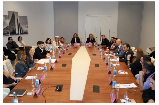 Milli dəb sənayesinin inkişafına həsr olunan dəyirmi masa keçirilib — FOTOLAR