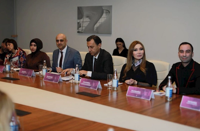 Milli dəb sənayesinin inkişafına həsr olunan dəyirmi masa keçirilib — FOTOLAR