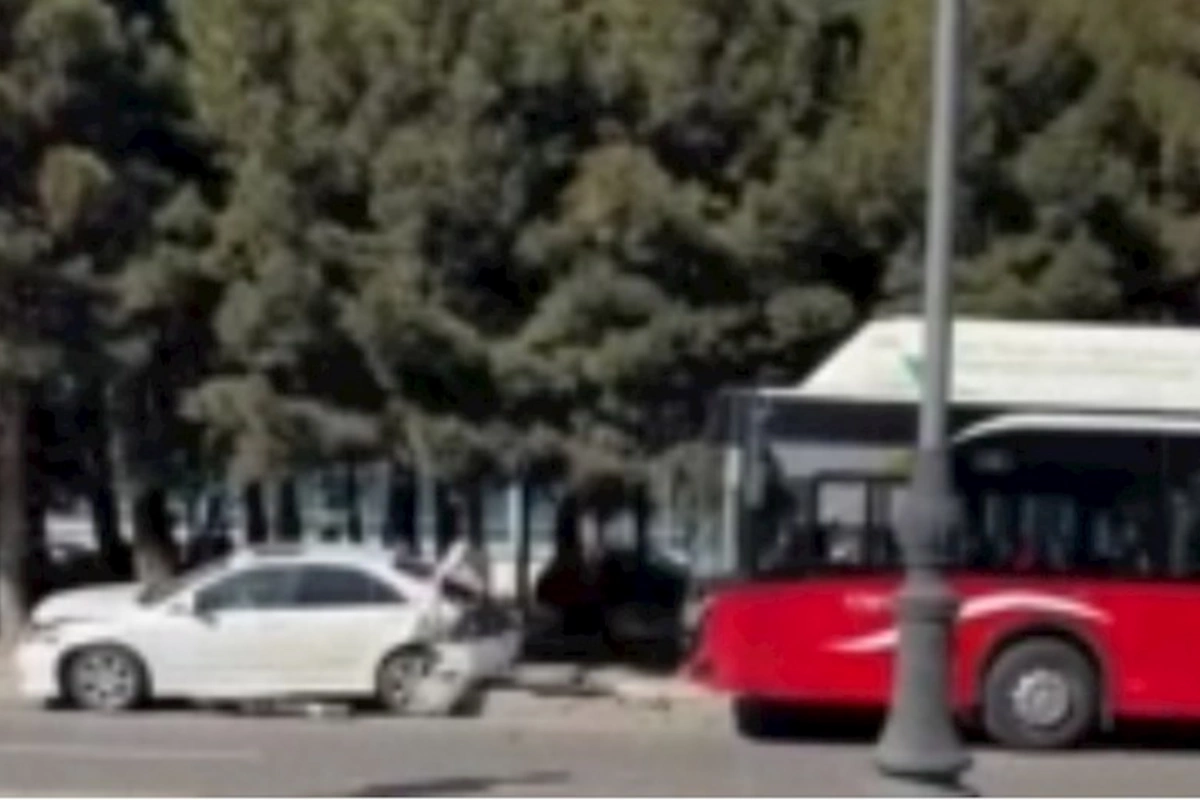 Sərnişin avtobusu yol kənarındakı maşınları əzdi — VİDEO