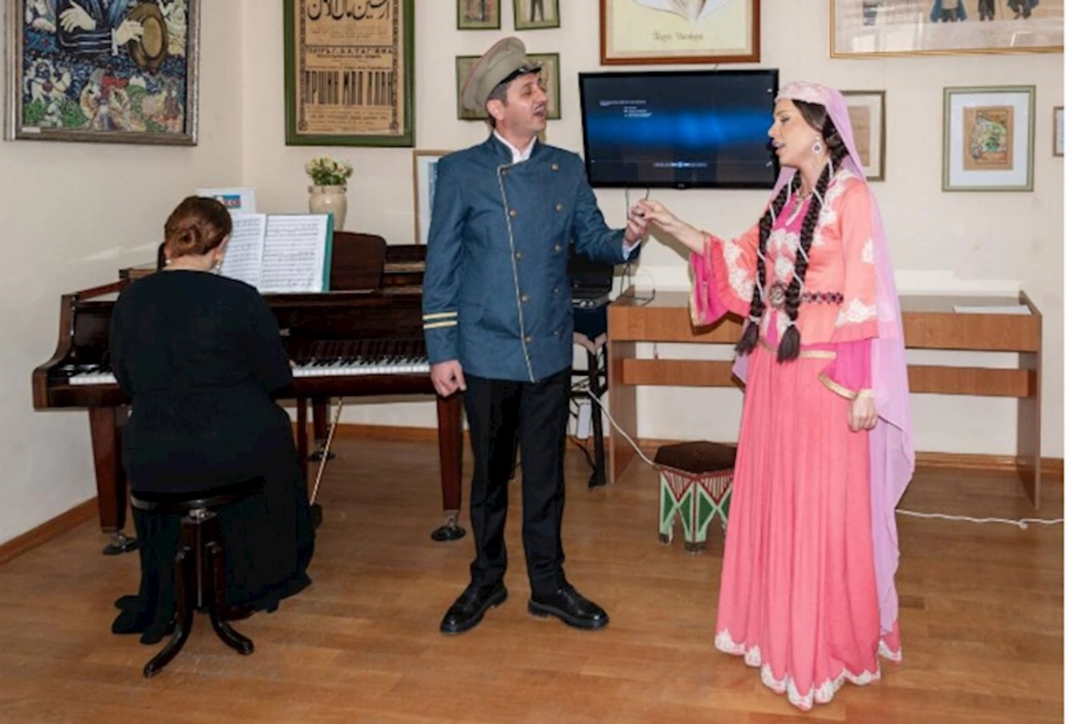 Akademik Musiqili Teatrın aktyorlarının ifaları muzeydə alqışlarla qarşılandı — FOTOLAR