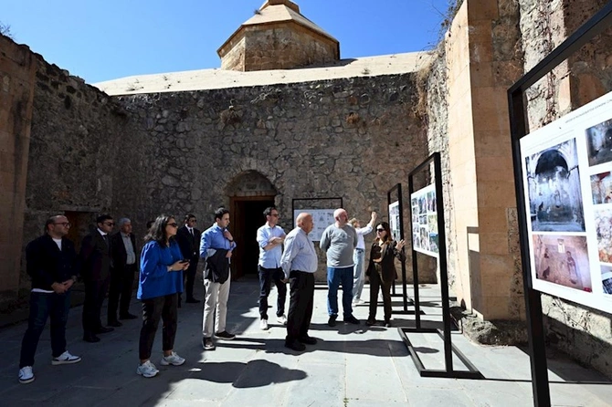 Konfransın əcnəbi iştirakçıları Xudavəng monastırında olub — FOTOLAR Konfransın əcnəbi iştirakçıları Xudavəng monastırında olub — FOTOLAR
