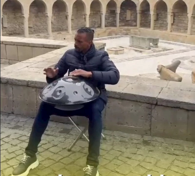 Dünya futbolunun ulduzu Bakını gəzdi, musiqi alətində ifa etdi — FOTOLAR/VİDEO Dünya futbolunun ulduzu Bakını gəzdi, musiqi alətində ifa etdi — FOTOLAR/VİDEO