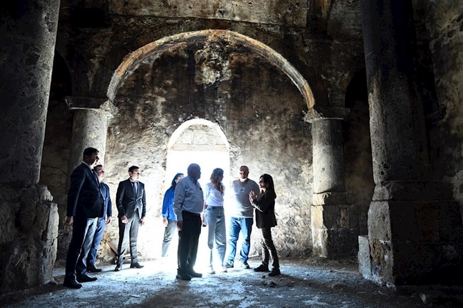 Konfransın əcnəbi iştirakçıları Xudavəng monastırında olub — FOTOLAR Konfransın əcnəbi iştirakçıları Xudavəng monastırında olub — FOTOLAR