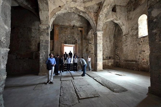 Konfransın əcnəbi iştirakçıları Xudavəng monastırında olub — FOTOLAR Konfransın əcnəbi iştirakçıları Xudavəng monastırında olub — FOTOLAR
