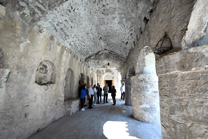 Konfransın əcnəbi iştirakçıları Xudavəng monastırında olub — FOTOLAR Konfransın əcnəbi iştirakçıları Xudavəng monastırında olub — FOTOLAR