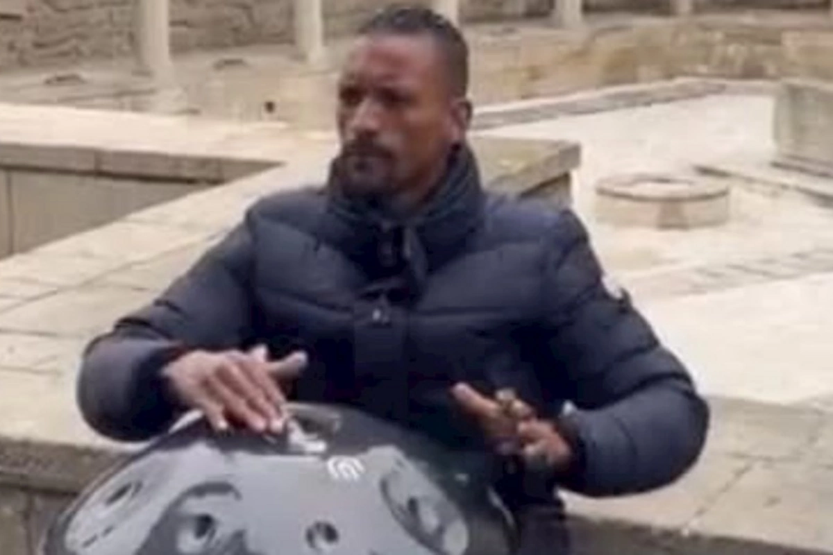 Dünya futbolunun ulduzu Bakını gəzdi, musiqi alətində ifa etdi — FOTOLAR/VİDEO