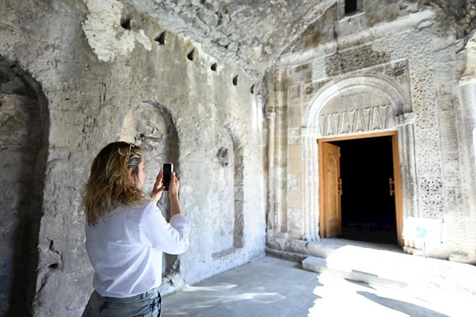 Konfransın əcnəbi iştirakçıları Xudavəng monastırında olub — FOTOLAR Konfransın əcnəbi iştirakçıları Xudavəng monastırında olub — FOTOLAR