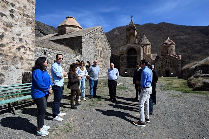 Konfransın əcnəbi iştirakçıları Xudavəng monastırında olub — FOTOLAR Konfransın əcnəbi iştirakçıları Xudavəng monastırında olub — FOTOLAR