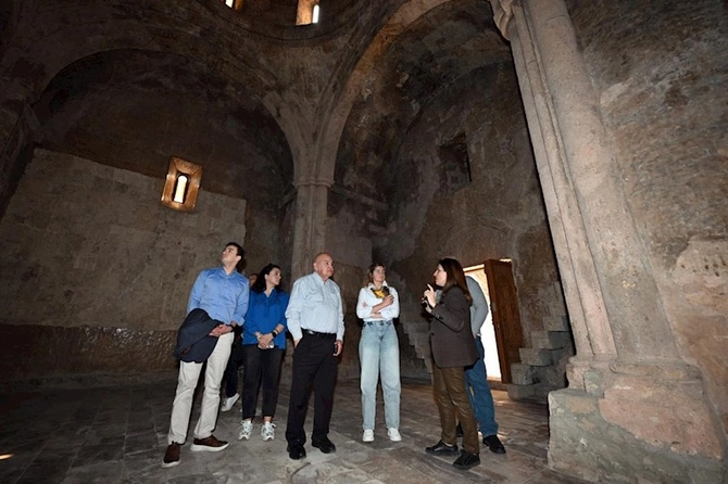 Konfransın əcnəbi iştirakçıları Xudavəng monastırında olub — FOTOLAR Konfransın əcnəbi iştirakçıları Xudavəng monastırında olub — FOTOLAR