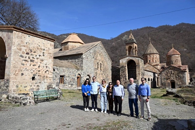 Konfransın əcnəbi iştirakçıları Xudavəng monastırında olub — FOTOLAR Konfransın əcnəbi iştirakçıları Xudavəng monastırında olub — FOTOLAR