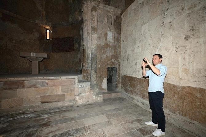 Konfransın əcnəbi iştirakçıları Xudavəng monastırında olub — FOTOLAR Konfransın əcnəbi iştirakçıları Xudavəng monastırında olub — FOTOLAR