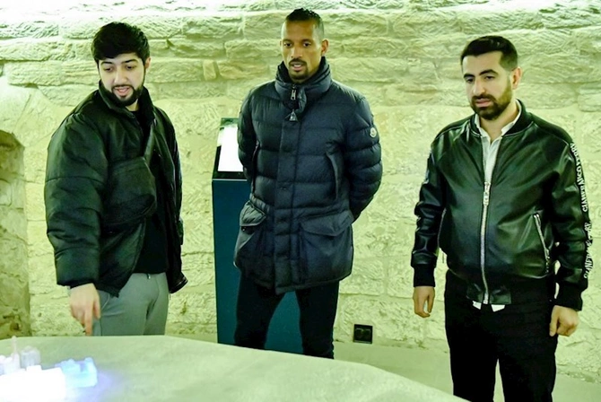 Dünya futbolunun ulduzu Bakını gəzdi, musiqi alətində ifa etdi — FOTOLAR/VİDEO Dünya futbolunun ulduzu Bakını gəzdi, musiqi alətində ifa etdi — FOTOLAR/VİDEO