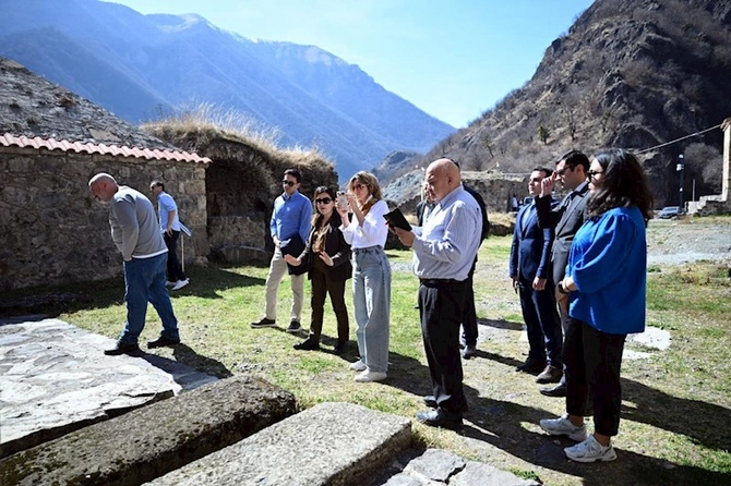 Konfransın əcnəbi iştirakçıları Xudavəng monastırında olub — FOTOLAR Konfransın əcnəbi iştirakçıları Xudavəng monastırında olub — FOTOLAR