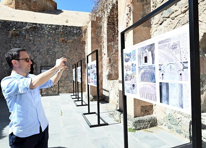 Konfransın əcnəbi iştirakçıları Xudavəng monastırında olub — FOTOLAR Konfransın əcnəbi iştirakçıları Xudavəng monastırında olub — FOTOLAR