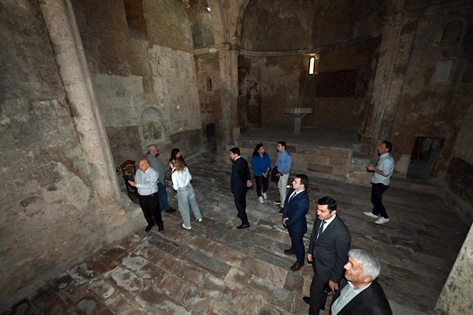 Konfransın əcnəbi iştirakçıları Xudavəng monastırında olub — FOTOLAR Konfransın əcnəbi iştirakçıları Xudavəng monastırında olub — FOTOLAR