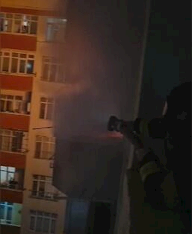 Bakıda binada yanğın: Sakinlər təxliyə edildi — FOTOLAR