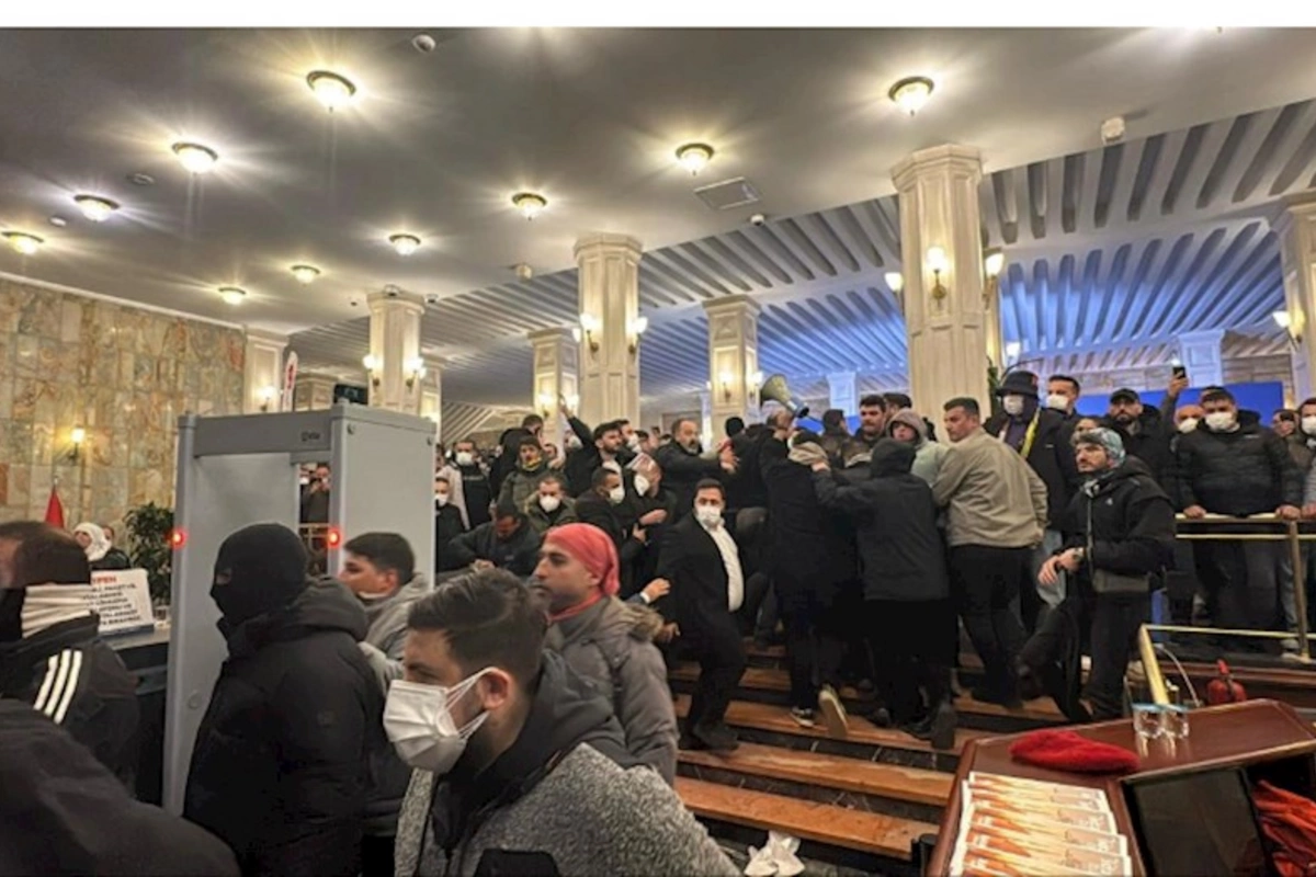 Türkiyədə İstanbul meriyasına hücum: Saxlanılanlar var