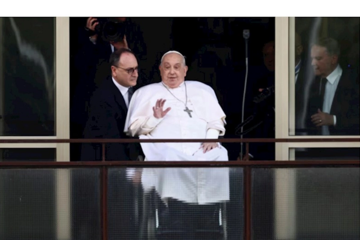 Papa beş həftə sonra ilk dəfə ictimaiyyət qarşısına çıxdı