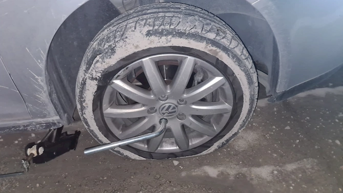 Yolda ölüm saçan təhlükə: Sürücülər nəzarətsiz yolda qəzaya və ziyana düşür — FOTOLAR