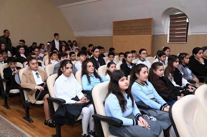 Gəncədə Uşaq İncəsənət Festivalının məlumatlandırma görüşü — FOTOLAR Gəncədə Uşaq İncəsənət Festivalının məlumatlandırma görüşü — FOTOLAR