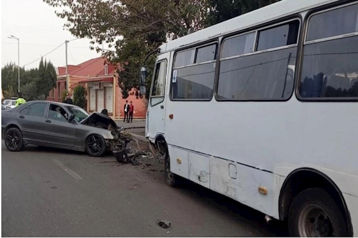 Gəncədə sərnişin avtobusu ilə minik maşını TOQQUŞDU: Xəsarət alanlar var
