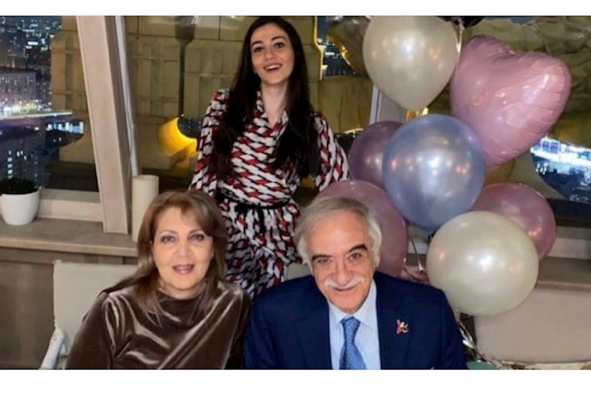 Polad Bülbüloğlu xanımı və qızı ilə birgə — FOTOLAR