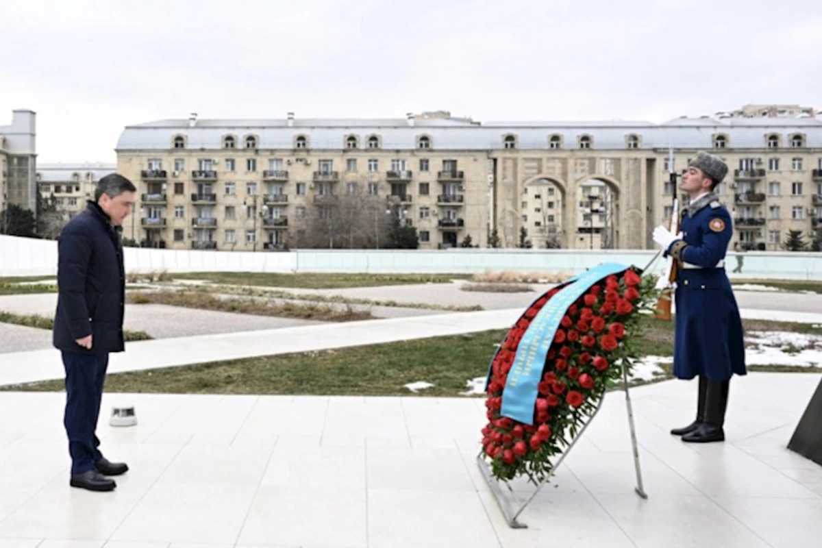 Qazaxıstanın baş naziri Bakıda Zəfər parkını ziyarət edib — FOTOLAR