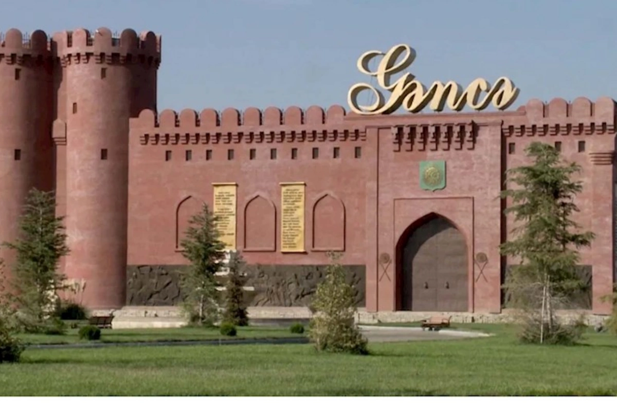 Gəncədə yolu süpürən şəxsi avtomobil vurdu