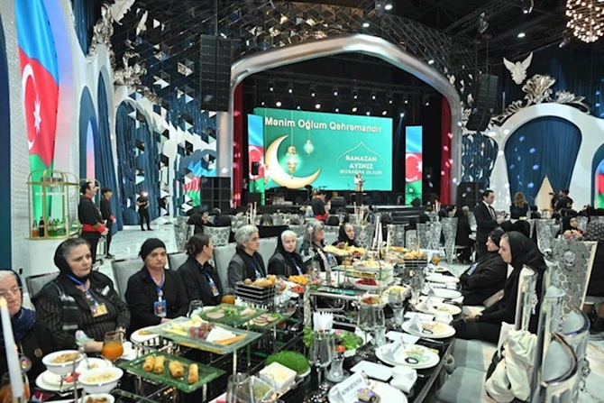 Arzu Əliyeva şəhid anaları ilə birgə iftar məclisində iştirak edib — FOTOLAR Arzu Əliyeva şəhid anaları ilə birgə iftar məclisində iştirak edib — FOTOLAR