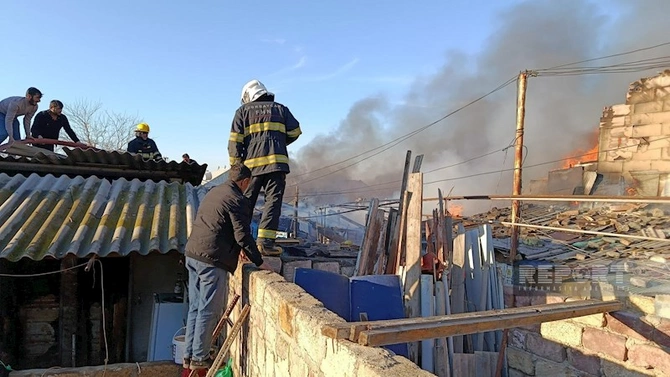 Gəncədə yaşayış binasındakı yanğının miqyası böyüyüb, 10-dan çox ev yanır — FOTOLAR