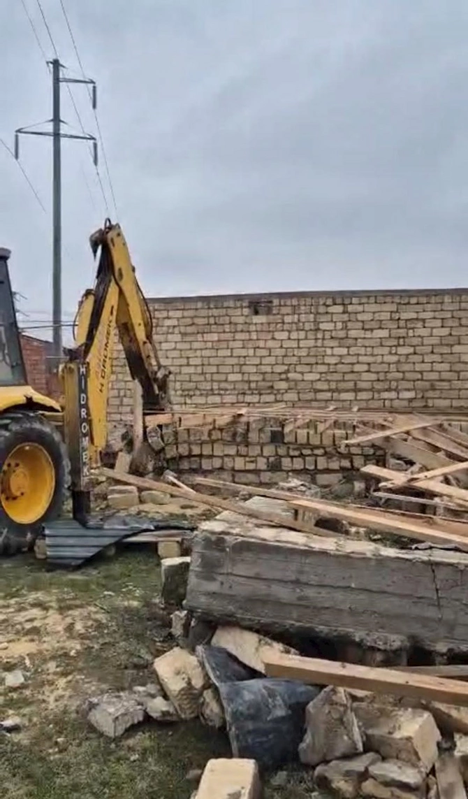 Abşeronda qanunsuz tikililər sökülüb — FOTOLAR