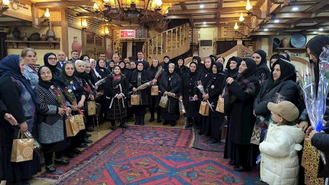 İcra başçısı şəhid anaları və xanımlarını təbrik etdi — FOTOLAR İcra başçısı şəhid anaları və xanımlarını təbrik etdi — FOTOLAR