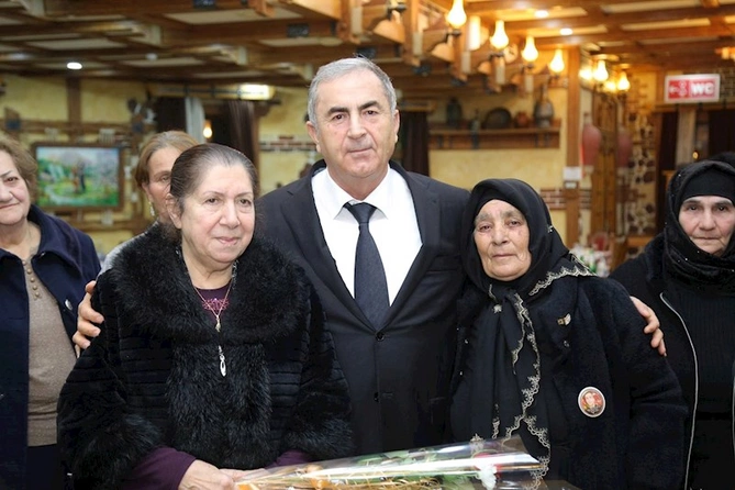 İcra başçısı şəhid anaları və xanımlarını təbrik etdi — FOTOLAR İcra başçısı şəhid anaları və xanımlarını təbrik etdi — FOTOLAR