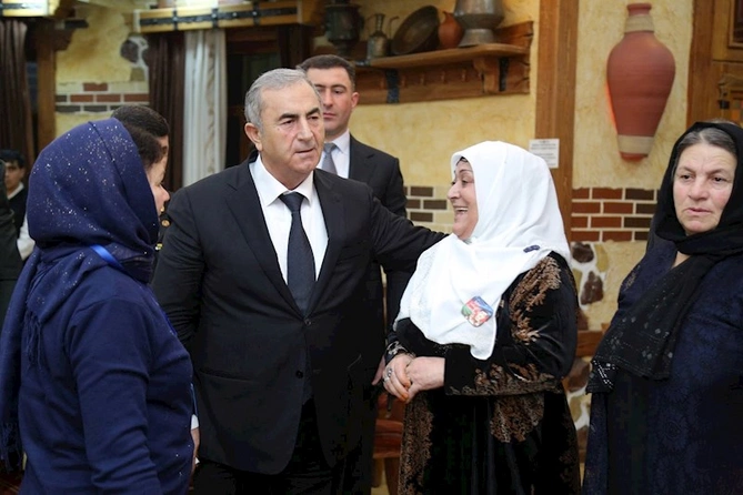 İcra başçısı şəhid anaları və xanımlarını təbrik etdi — FOTOLAR İcra başçısı şəhid anaları və xanımlarını təbrik etdi — FOTOLAR