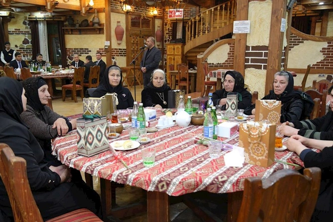 İcra başçısı şəhid anaları və xanımlarını təbrik etdi — FOTOLAR İcra başçısı şəhid anaları və xanımlarını təbrik etdi — FOTOLAR