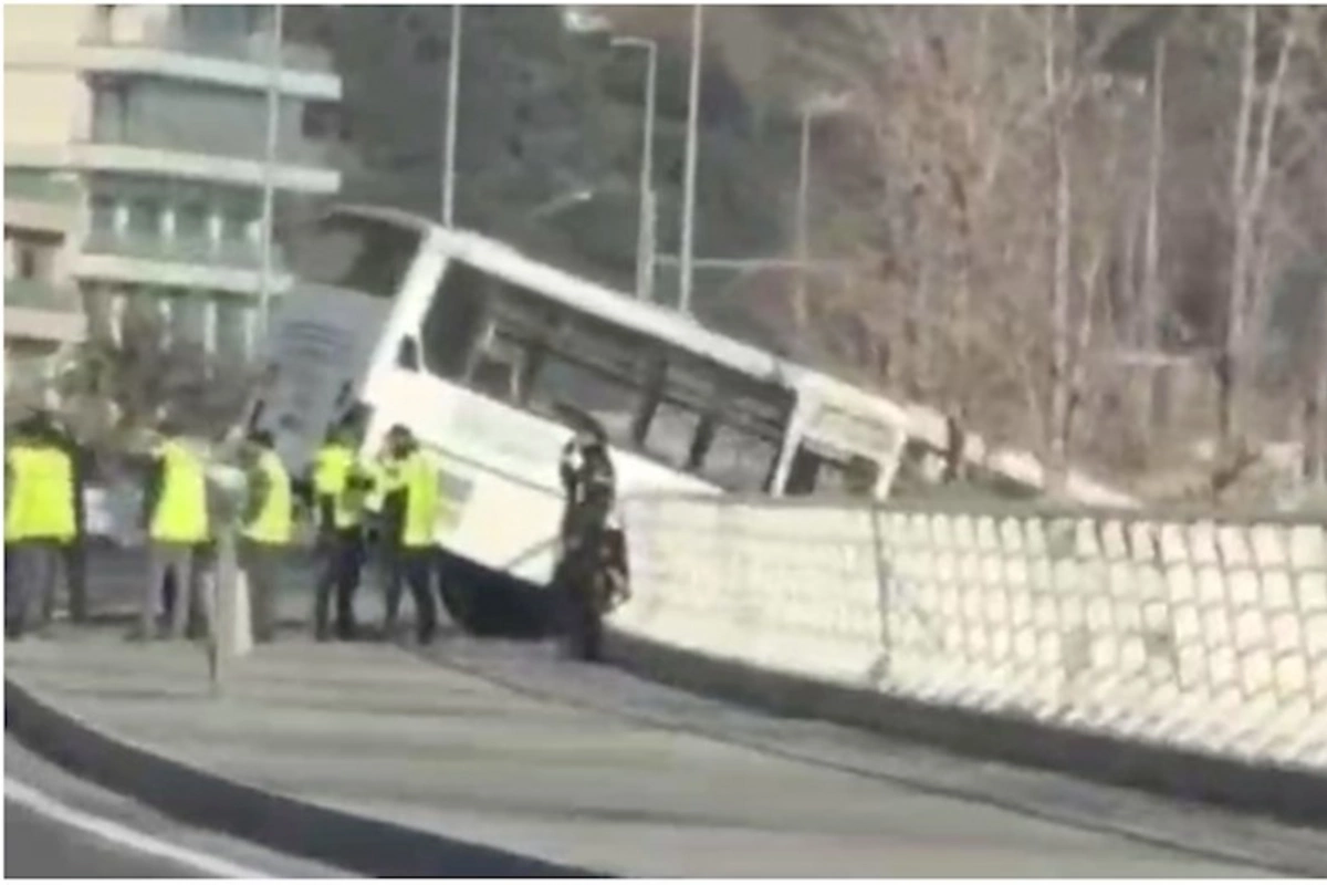 Bayraq meydanı yaxınlığında sərnişin avtobusu qəzaya uğradı