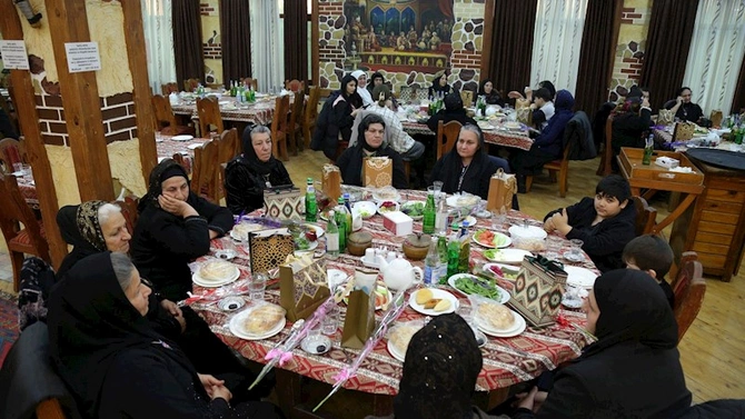 İcra başçısı şəhid anaları və xanımlarını təbrik etdi — FOTOLAR İcra başçısı şəhid anaları və xanımlarını təbrik etdi — FOTOLAR
