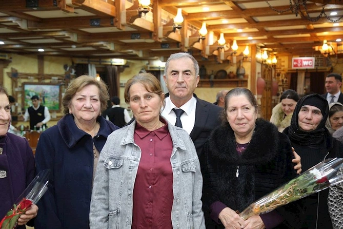 İcra başçısı şəhid anaları və xanımlarını təbrik etdi — FOTOLAR İcra başçısı şəhid anaları və xanımlarını təbrik etdi — FOTOLAR