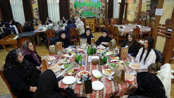 İcra başçısı şəhid anaları və xanımlarını təbrik etdi — FOTOLAR İcra başçısı şəhid anaları və xanımlarını təbrik etdi — FOTOLAR