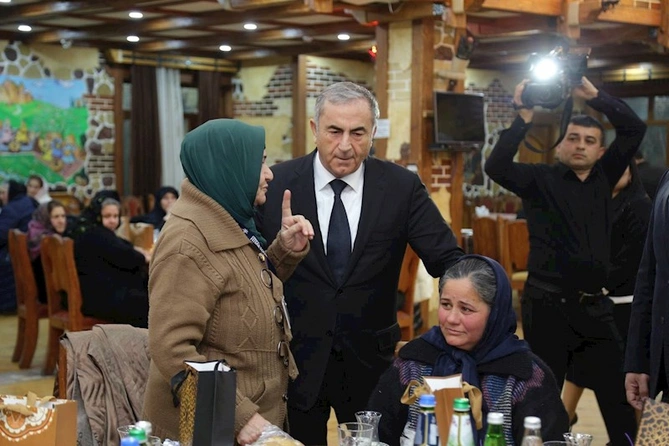 İcra başçısı şəhid anaları və xanımlarını təbrik etdi — FOTOLAR İcra başçısı şəhid anaları və xanımlarını təbrik etdi — FOTOLAR