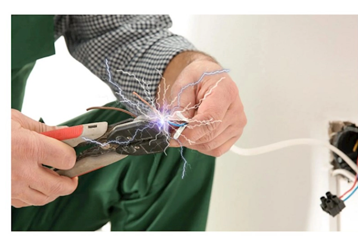 Özünü elektrik cərəyanına verərək öldürdü