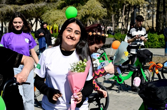 Leyla Əliyeva Beynəlxalq Qadınlar Günü münasibətilə keçirilən veloyürüşdə iştirak edib — FOTOLAR