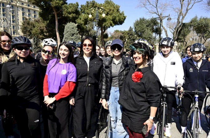 Leyla Əliyeva Beynəlxalq Qadınlar Günü münasibətilə keçirilən veloyürüşdə iştirak edib — FOTOLAR