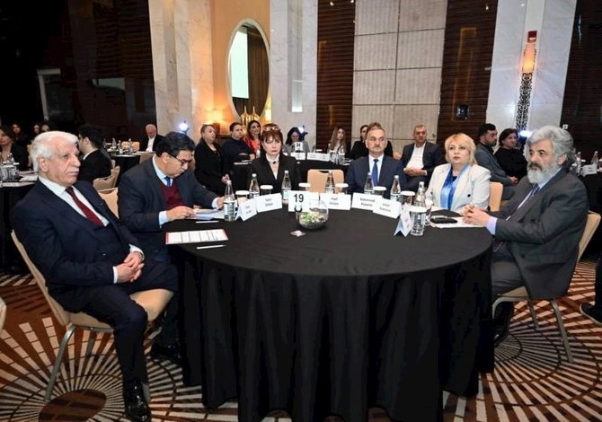 Səhnəarxası: hesabat, müzakirə və yeni imkanlar adlı tədbir keçirildi — FOTOLAR Səhnəarxası: hesabat, müzakirə və yeni imkanlar adlı tədbir keçirildi — FOTOLAR