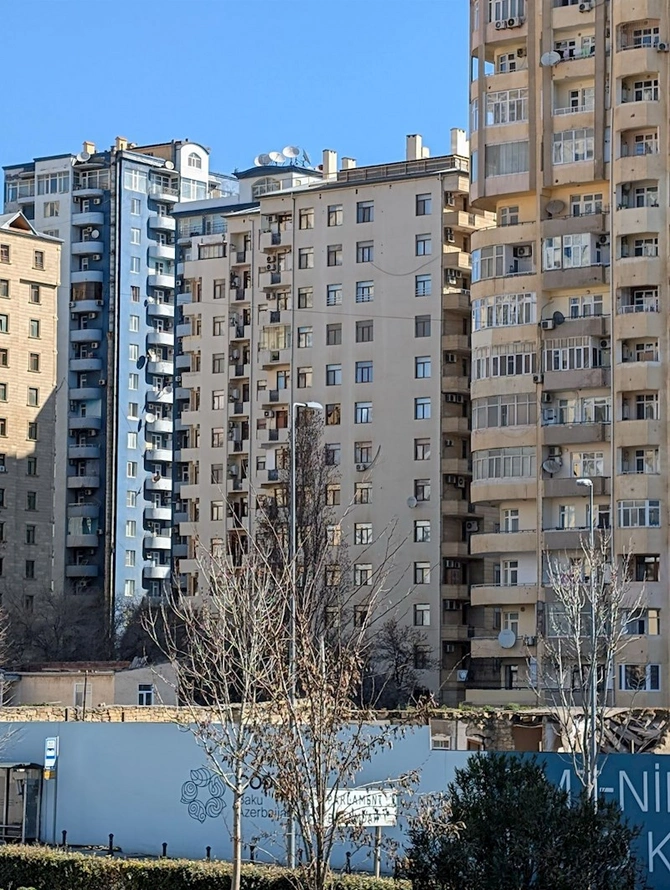 Sabiq deputatın binasının damında mansard tikilir? — FOTOLAR Sabiq deputatın binasının damında mansard tikilir? — FOTOLAR