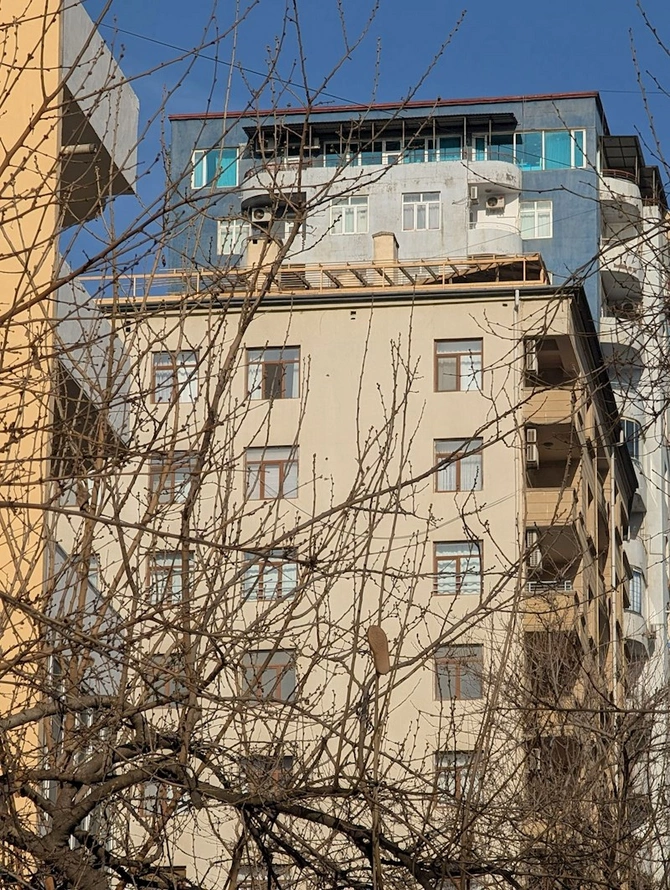 Sabiq deputatın binasının damında mansard tikilir? — FOTOLAR Sabiq deputatın binasının damında mansard tikilir? — FOTOLAR